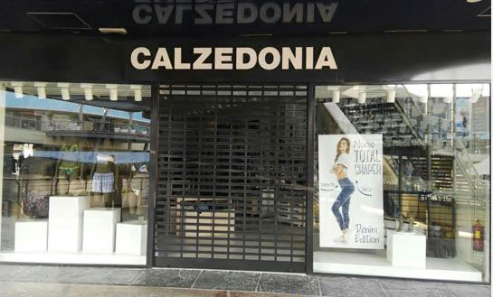 Puerta enrollable para marca Calzedonia