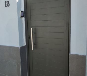 puerta abatible de aluminio