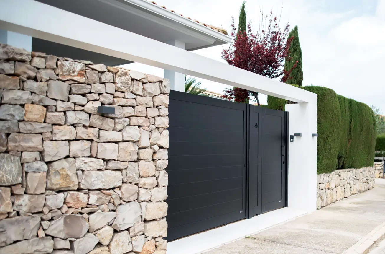 puerta pivotante casa